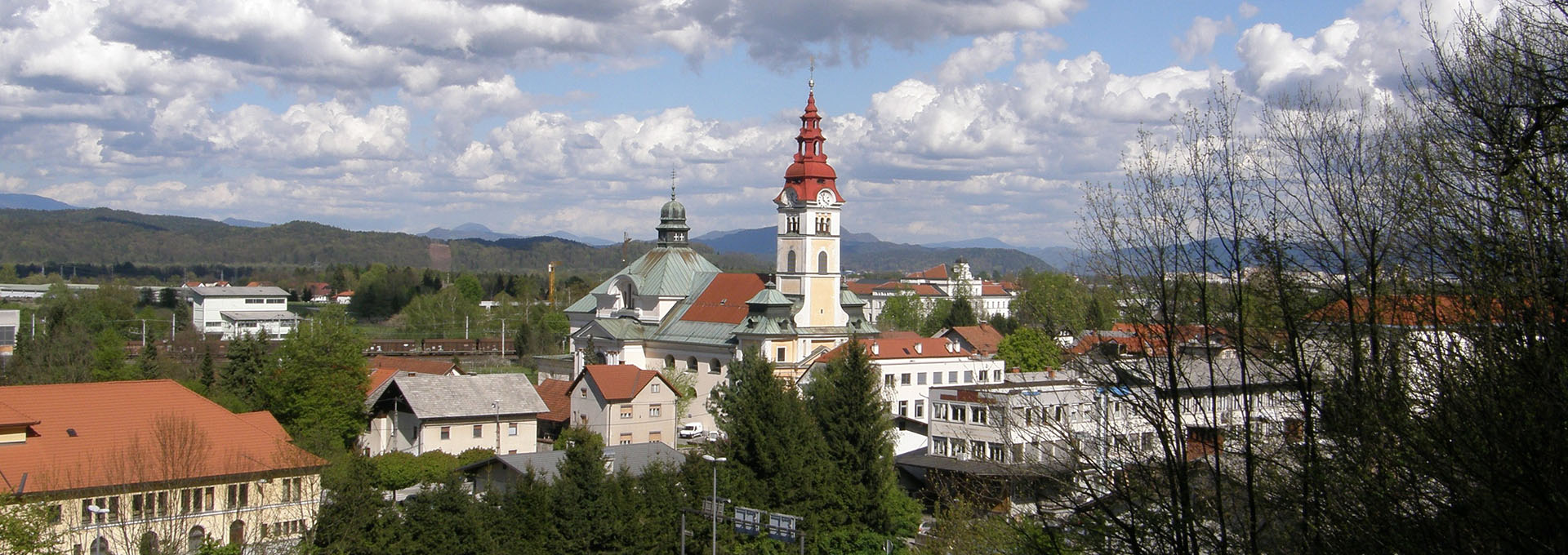 Župnijska cerkev svetega Vida ponosno stoji v osrčju Šentvida 